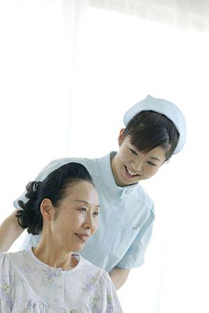 見えない矯正が特徴の矯正歯科があります